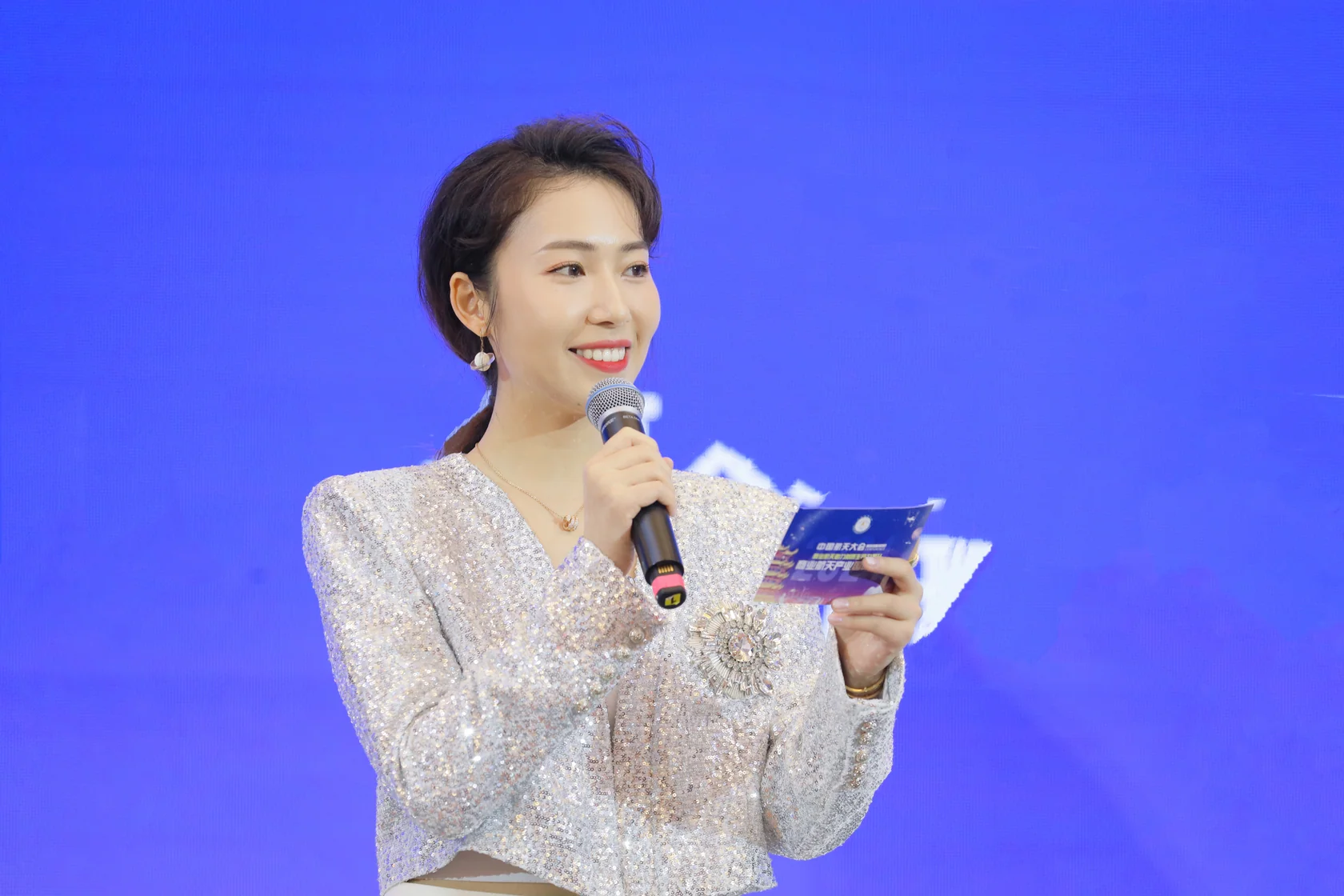 穿越者创始人雷诗情受邀主持2024中国航天大会·商业航天产业国际论坛,中国商业载人飞船公司初亮相 配图
