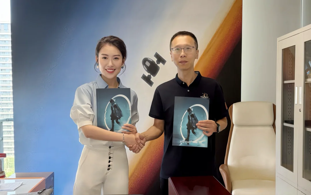 穿越者创始人、CEO雷诗情与星河动力创始人、CEO刘百奇签约